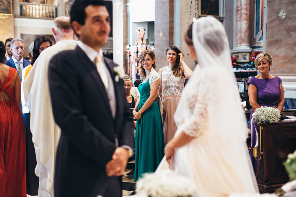 Fotografo Matrimonio Villa Caroli Zanchi Le damigelle lanciano un sorriso rassicurante alla sposa durante la cerimonia di matrimonio