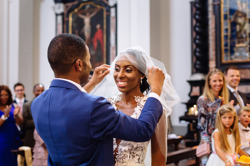 Fotografo Matrimonio Villa Erba Tony scopre il velo per vedere la sposa in volto