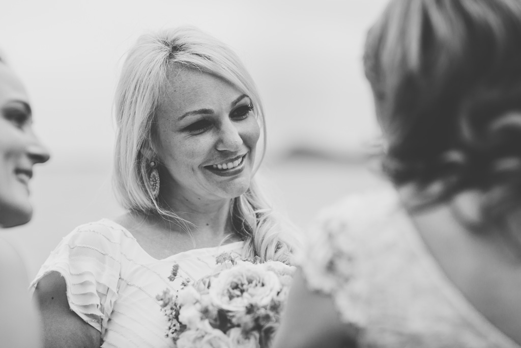 Il sorriso della damigella che ha conquistato il bouquet