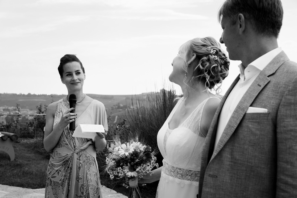 Fotografo Matrimonio Langhe La sposa osserva compiaciuta una damigella mentre legge una dedica