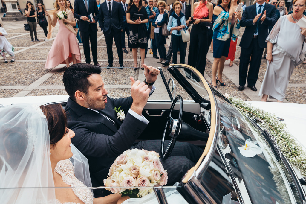 Fotografo Matrimonio Monza Gli sposi salgono in macchina in direzione del ricevimento