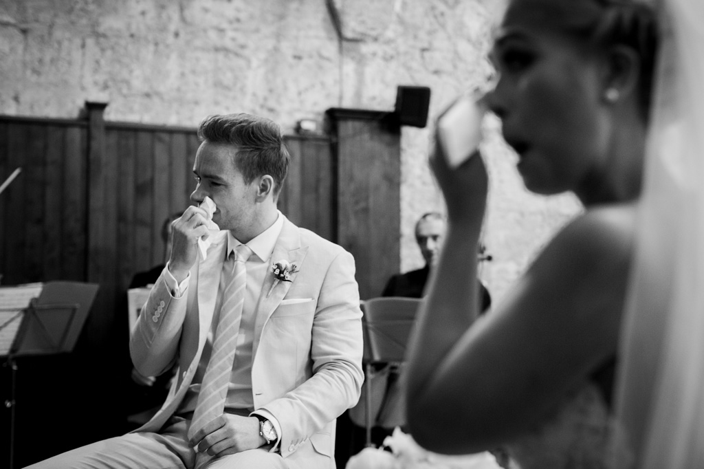 Gli sposi si asciugano le lacrime durante il matrimonio