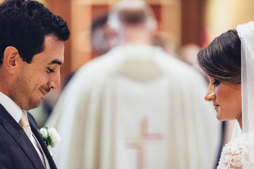 Fotografo Matrimonio Villa Caroli Zanchi L'emozione dei volti degli sposi in una chiesa a Bergamo
