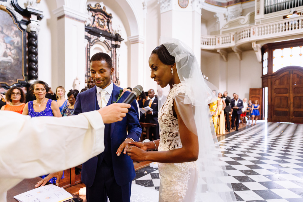Fotografo Matrimonio Villa Erba Ayesha pronuncia una dedica allo sposo durante la cerimonia di matrimonio