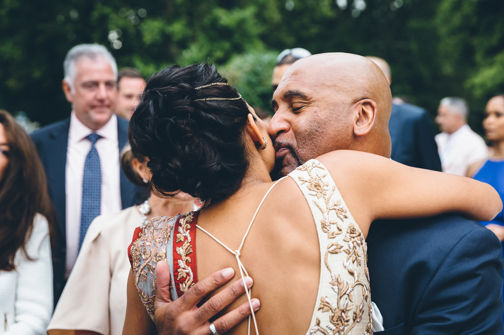 La sposa abbraccia e bacia gli invitati