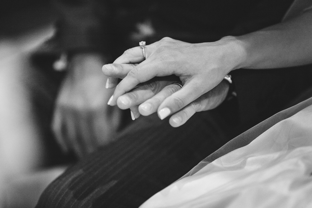 Fotografo Matrimonio Villa Caroli Zanchi Gli sposi si sfiorano le mani con le fedi nunziali in vista