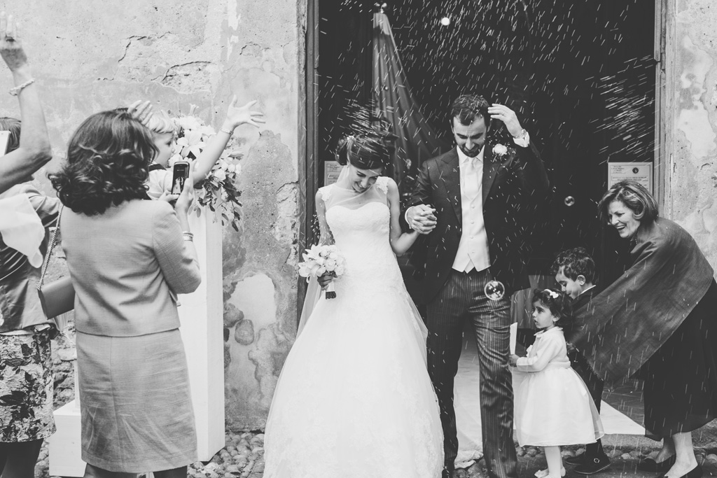 Fotografo Matrimonio Pavia I partecipanti lanciano il riso a Federico e Silvia