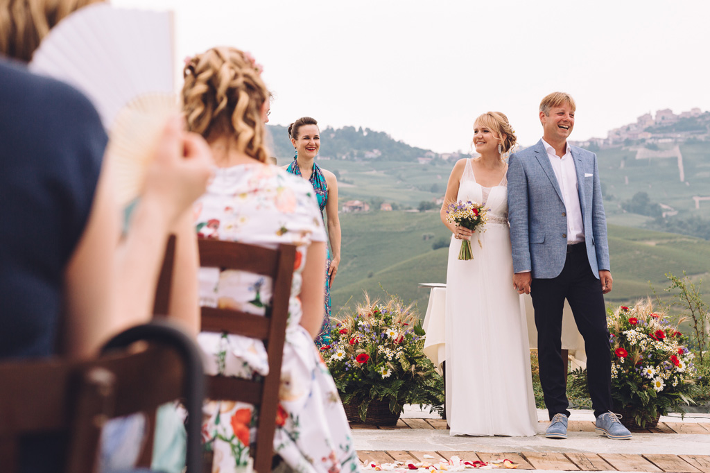 Fotografo Matrimonio Langhe I due sposi si guardano intorno entusiasti