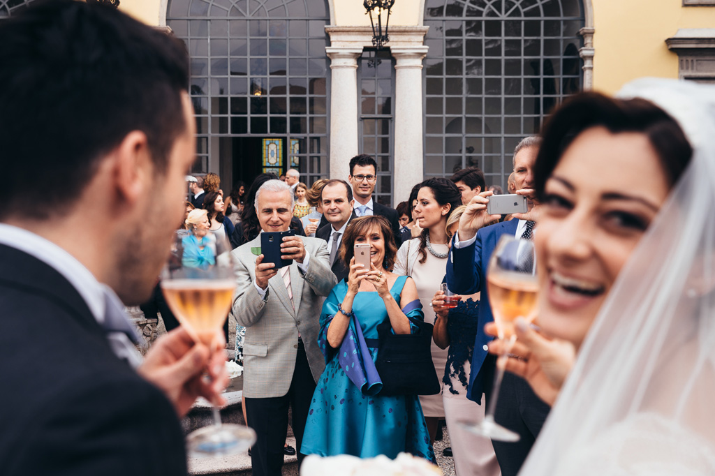 Fotografo Matrimonio Monza Gli sposi brindano in compagnia degli invitati