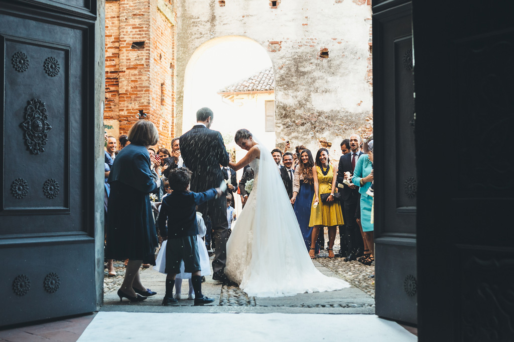 Fotografo Matrimonio Pavia Gli sposi, Federico e Silvia, sono accolti da una pioggia di riso