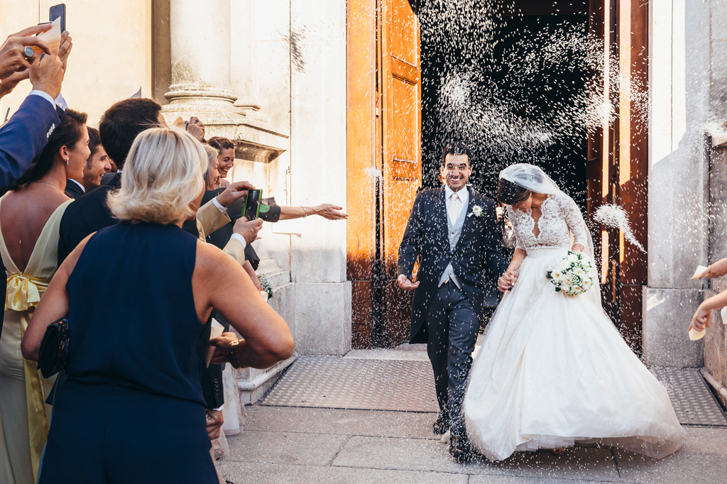 Fotografo Matrimonio Villa Caroli Zanchi Riccardo e Beatrice sono accolti dagli ospiti con il lancio del riso