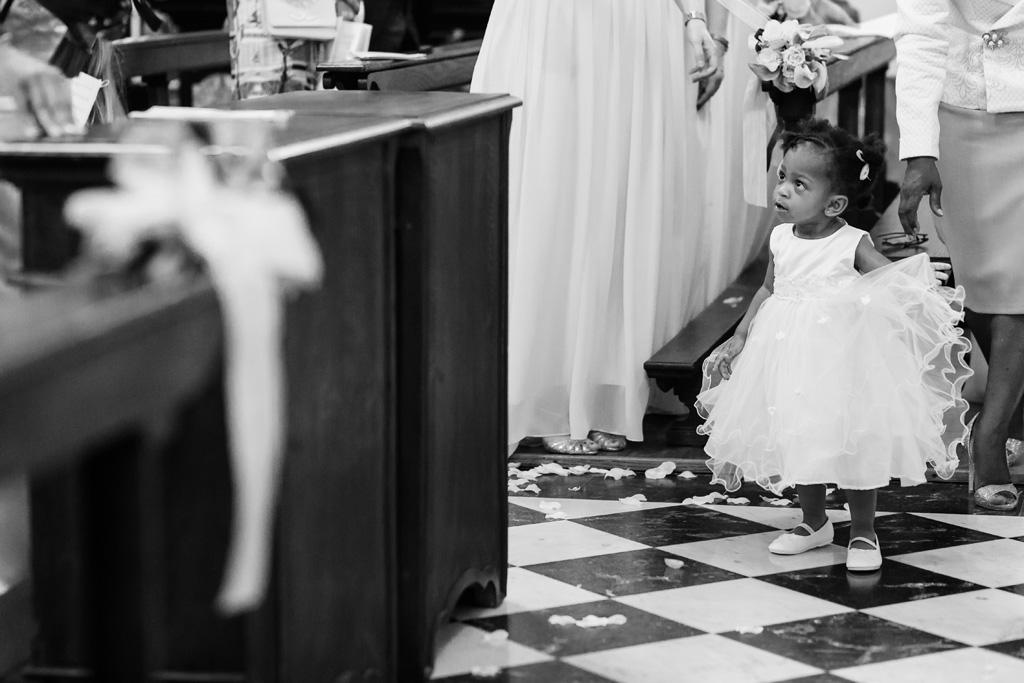 Fotografo Matrimonio Villa Erba Una bambina osserva attentamente i due sposi