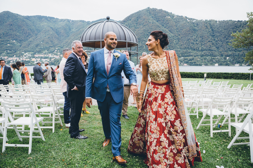 I due sposi, Jaspal e Reena, si allontanano mano nella mano con la splendida cornice del lago di Como