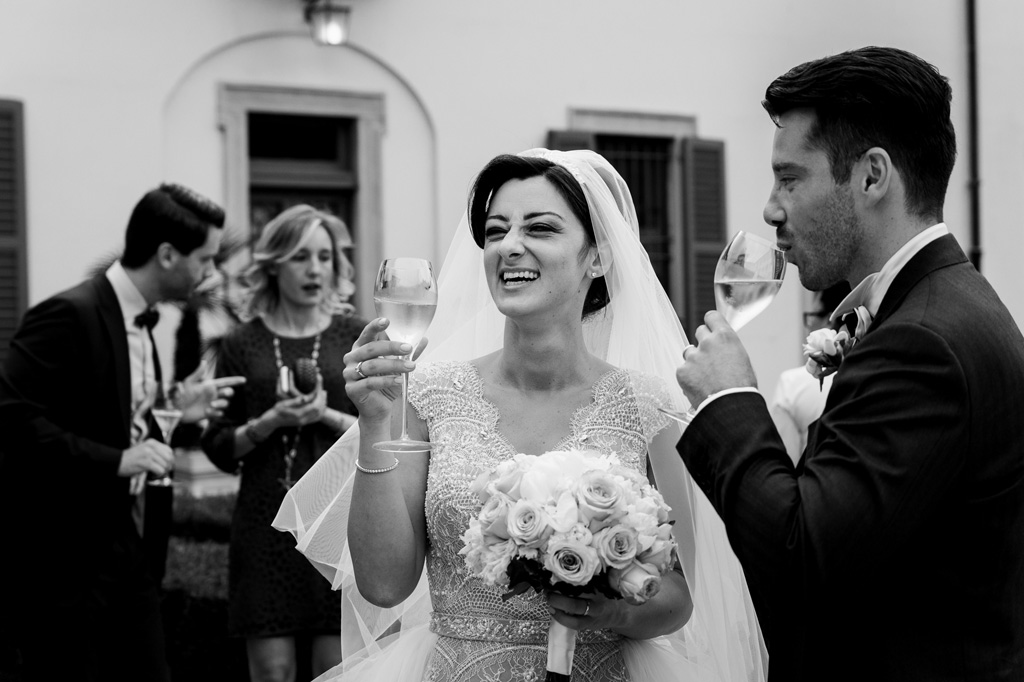 Fotografo Matrimonio Monza Simone e Federica bevono un bicchiere dopo la cerimonia di matrimonio