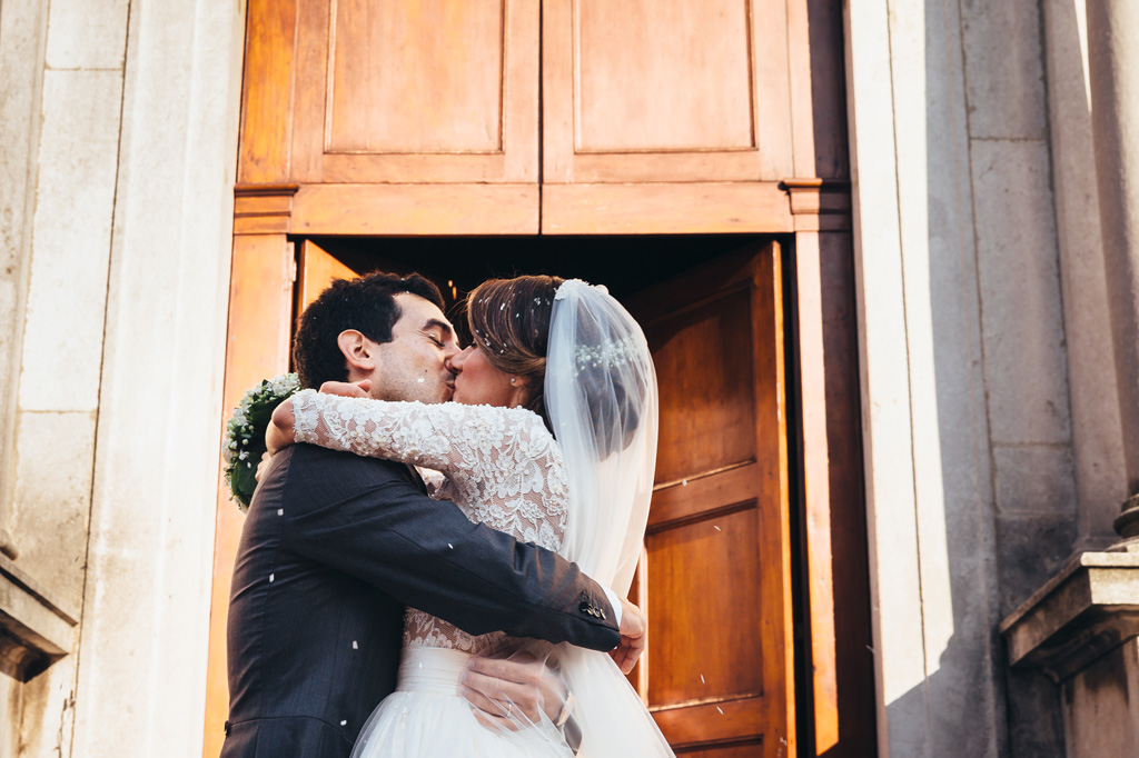 Fotografo Matrimonio Villa Caroli Zanchi Gli sposi Riccardo e Beatrice si lasciano andare in un bacio appassionato subito dopo la cerimonia di matrimonio