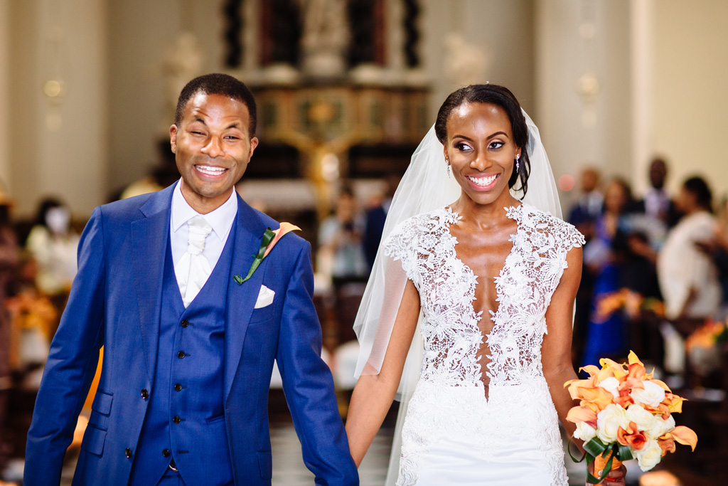 Fotografo Matrimonio Villa Erba I due sposi, Tony e Ayesha, sorridono raggianti durante la cerimonia di matrimonio