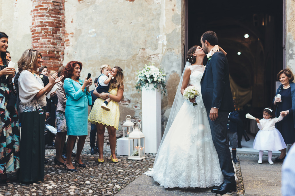 Fotografo Matrimonio Pavia I due sposi si baciano davanti alla meraviglia degli ospiti