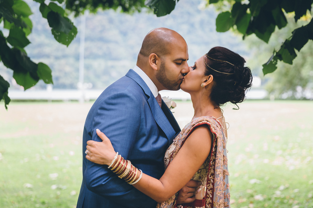 Jaspal e Reena si baciano ritratti dal fotografo Alessandro Della Savia