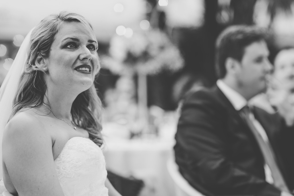 La sposa guarda emozionata i discorsi dei parenti durante il ricevimento