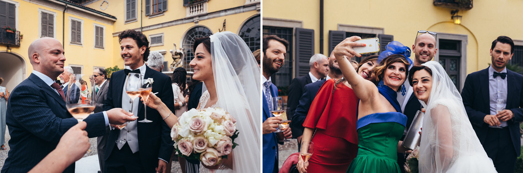 Fotografo Matrimonio Monza Gli invitati si scattano alcuni selvie davanti alla location per il riicevimento