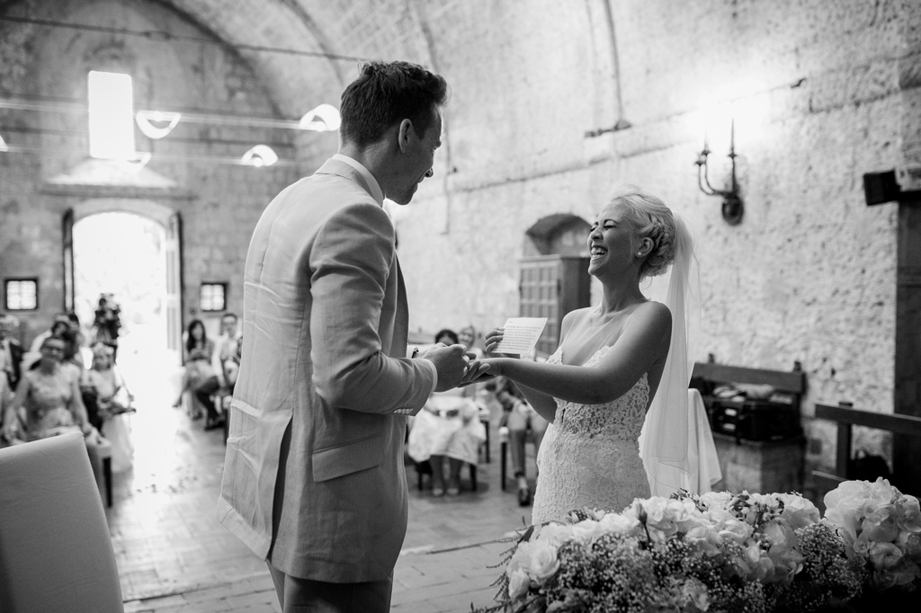 La sposa sorride in compagnia dell o sposo