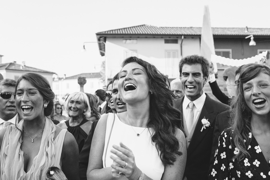 Fotografo Matrimonio Villa Caroli Zanchi Gli invitati acclamano gli sposi con applausi e cori