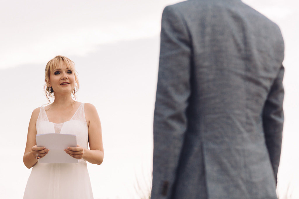 Fotografo Matrimonio Langhe La sposa guarda attentamente lo sposo