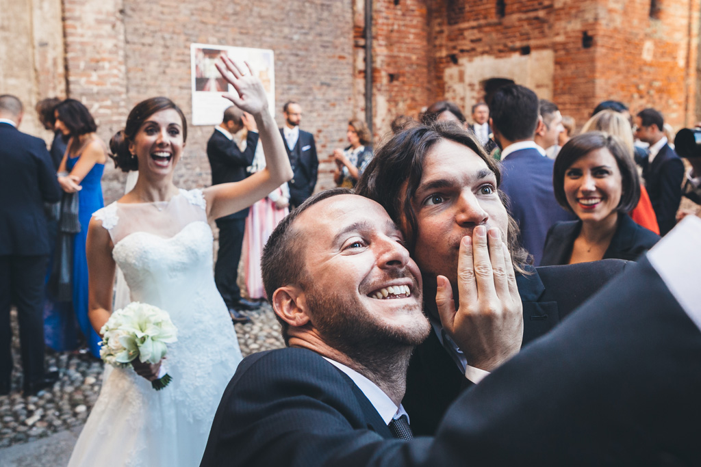 Fotografo Matrimonio Pavia Gli ospiti si scattano un selfie con la sposa Silvia