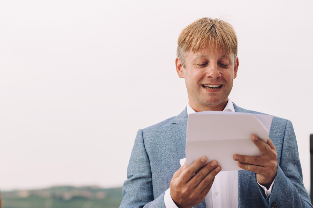 Fotografo Matrimonio Langhe Dimitri legge una dedica d'amore alla sua futura moglie