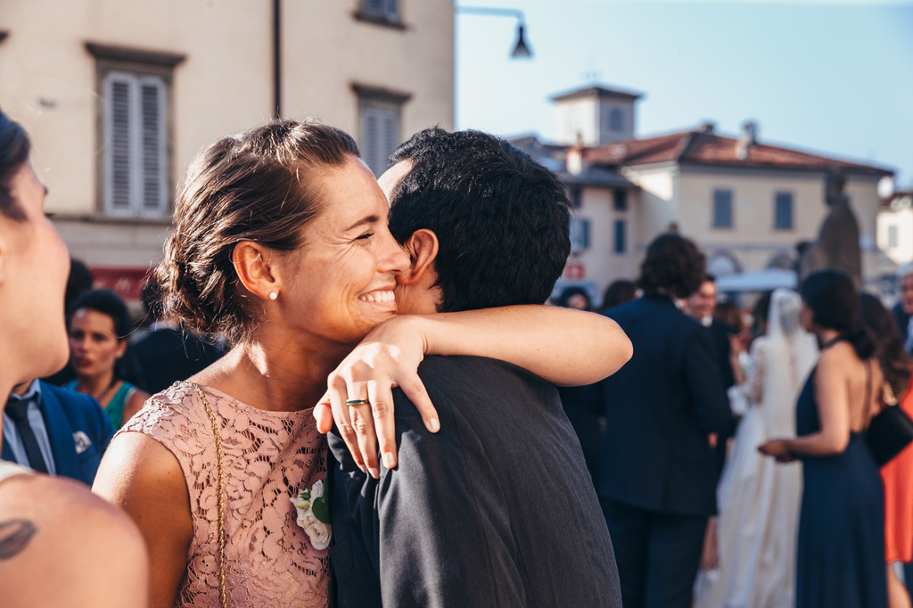 Fotografo Matrimonio Villa Caroli Zanchi LO sposo abbraccia tutti gli invitati