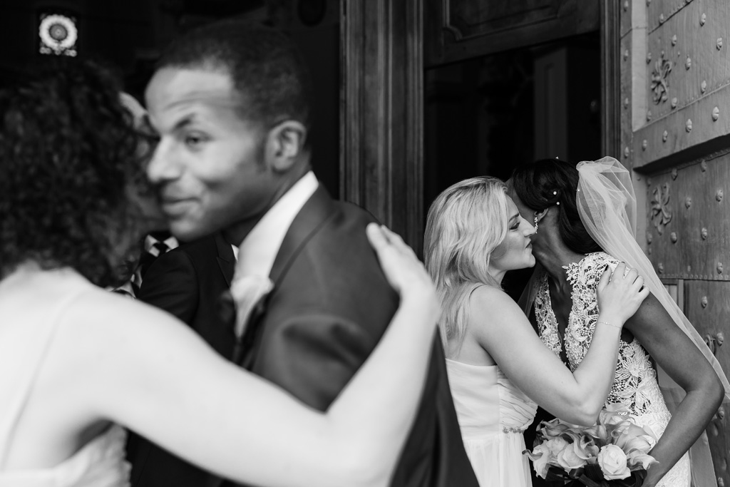 Fotografo Matrimonio Villa Erba Gli sposi baciano e abbracciano tutti i partecipanti