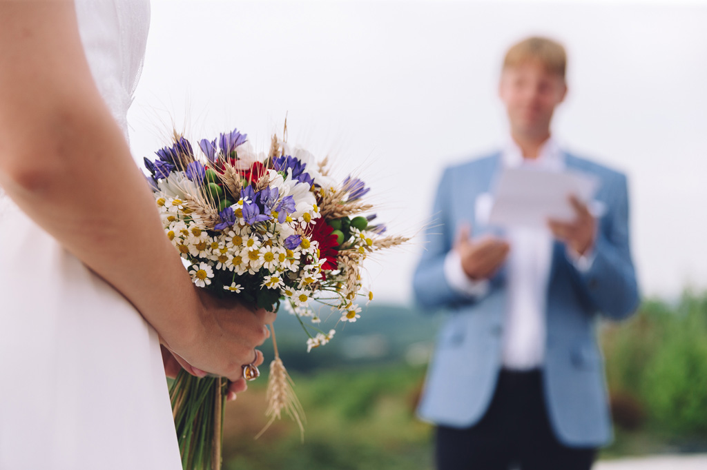 Fotografo Matrimonio Langhe I colori variegati del bouquet
