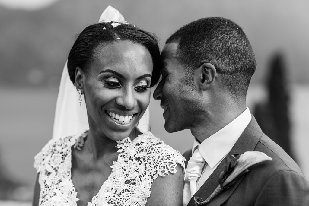 Fotografo Matrimonio Villa Erba Tony sussurra qualche parola alla sposa che sorride emozionata
