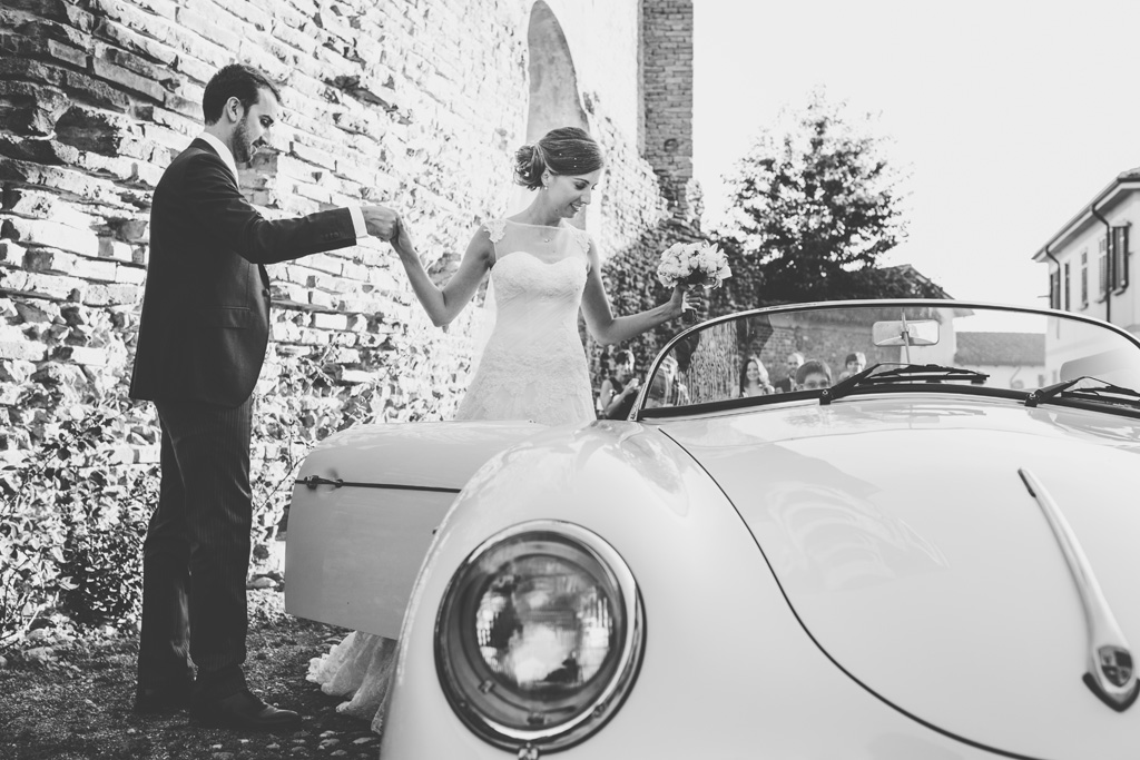 Fotografo Matrimonio Pavia Federico e Silvia salgono sopra la Porsche mano nella mano