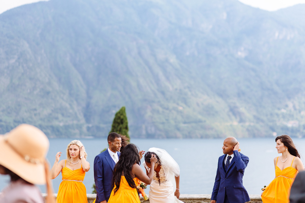 Fotografo Matrimonio Villa Erba Una damigella rimuove i petali di rose dalla testa di Ayesha