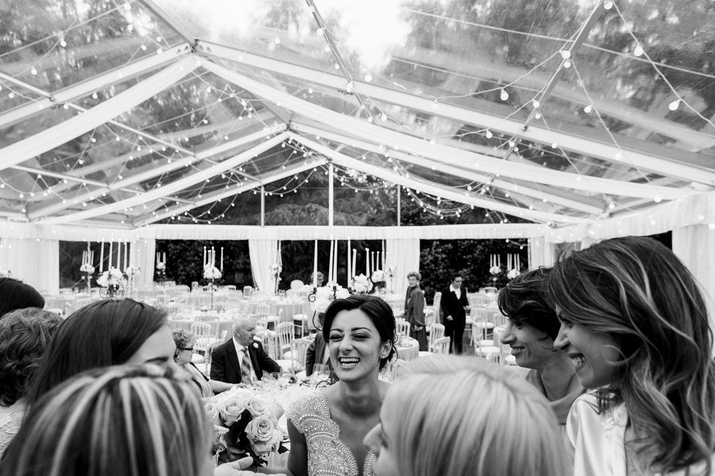 Fotografo Matrimonio Monza La sposa scherza con le damigelle