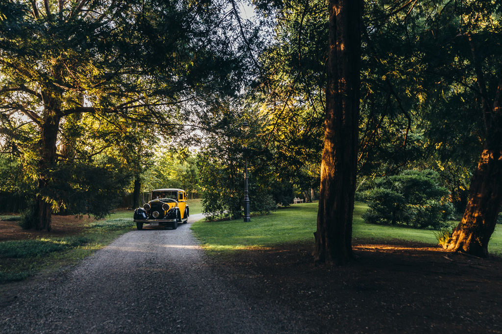 Fotografo Matrimonio Villa Caroli Zanchi La macchina degli sposi, Riccardo e Beatrice, in viaggio direzione ricevimento di Villa Caroli a Stezzano