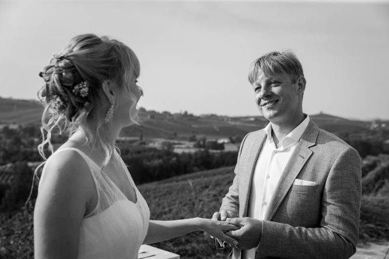 Lo sposo indossa la fede alla sposa