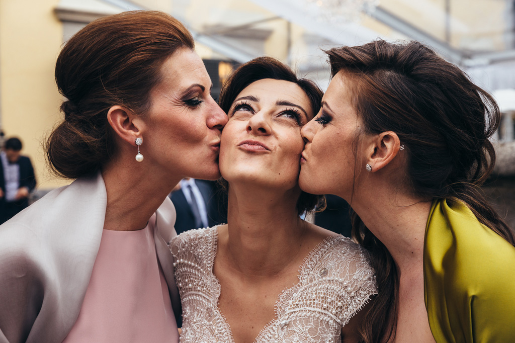 Fotografo Matrimonio Monza Due damigelle baciano la sposa
