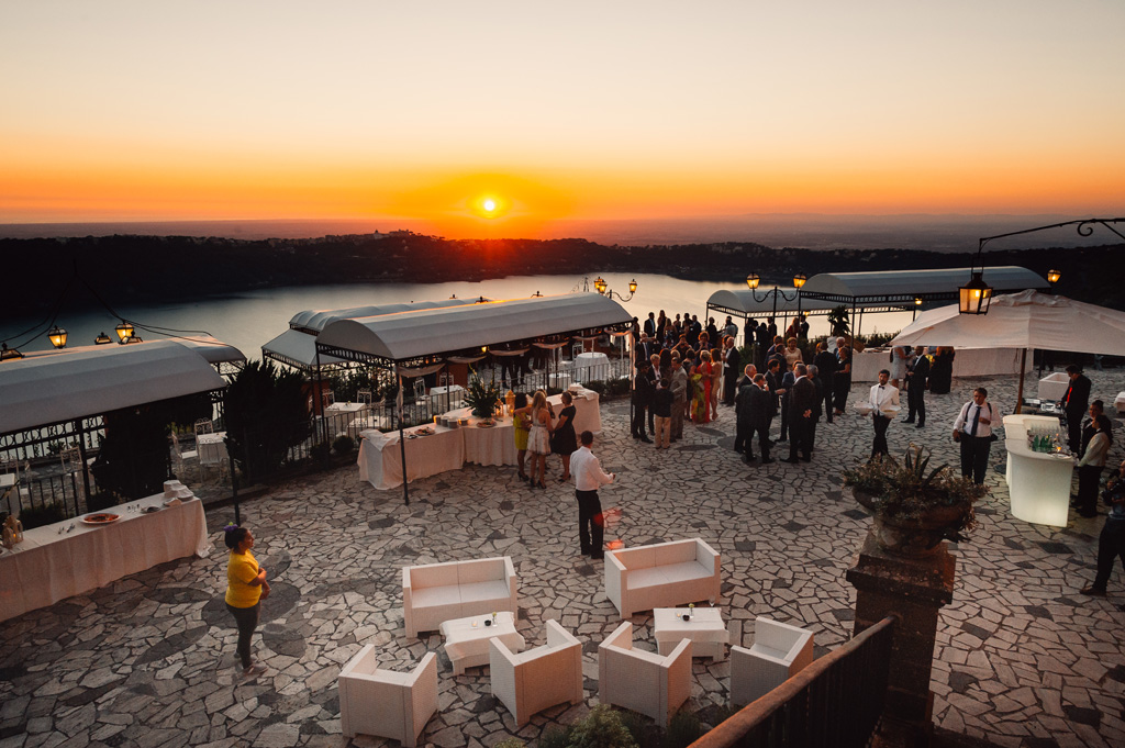 Uno splendido tramonto dal balcone di Villa