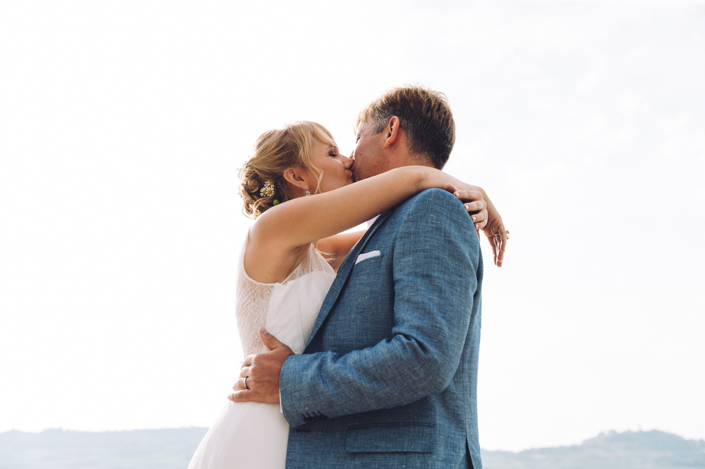 Fotografo Matrimonio Langhe Gli sposi si baciano ardentemente dopo la cerimonia di matrimonio