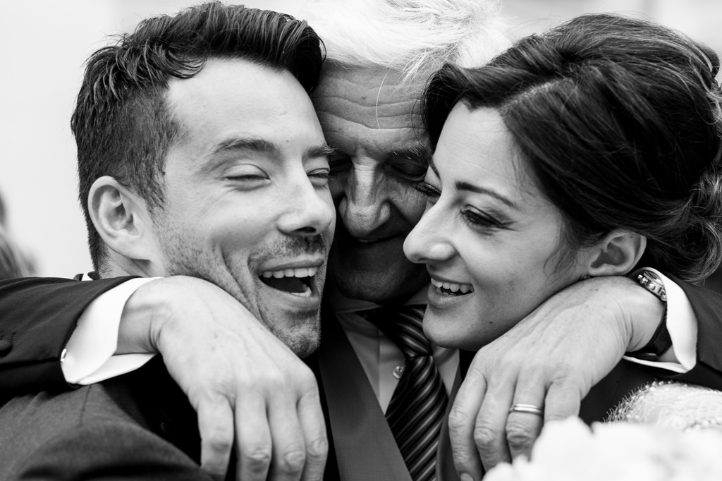 Fotografo Matrimonio Monza Il padre della sposa abbraccia teneramente i due sposi