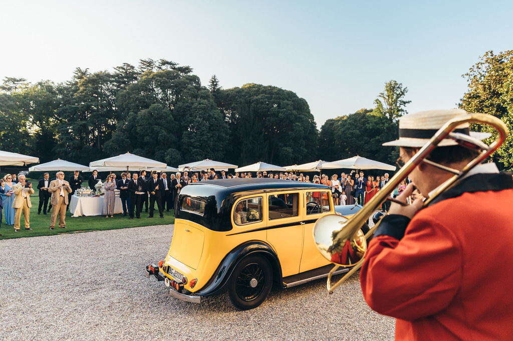 Fotografo Matrimonio Villa Caroli Zanchi La macchina parchggia a Villa Caroli a Stezzano accolta da invitati e musicisti