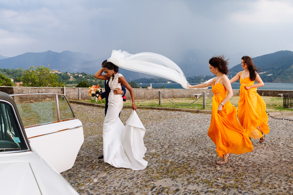Fotografo Matrimonio Villa Erba Due damigelle sostengono il velo della sposa Ayesha