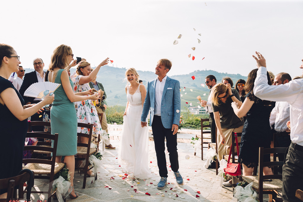 Fotografo Matrimonio Langhe Gli sposi vengono accolti con lanci di petali di rose dagli invitati