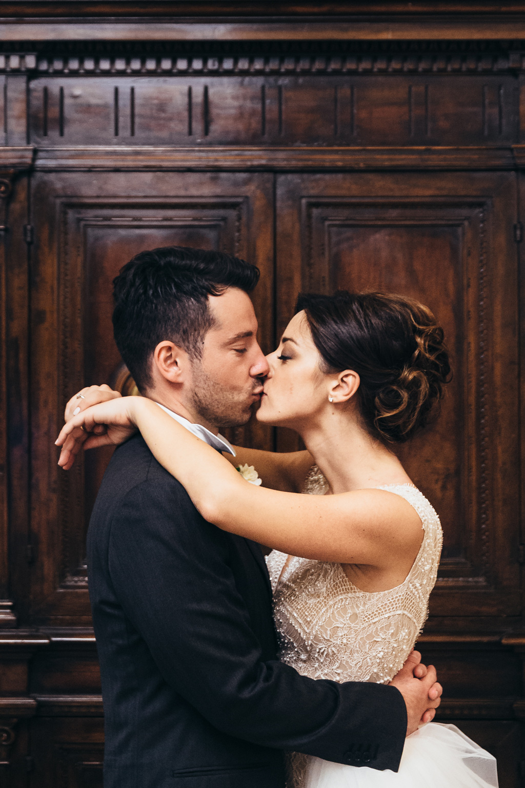 Fotografo Matrimonio Monza I due sposi, Simone e Federica, si baciano in posa per il fotografo Alessandro Della Savia