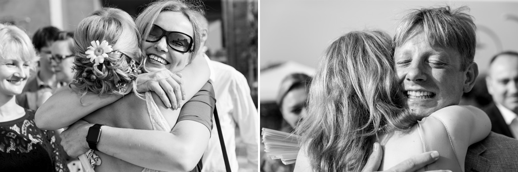 Fotografo Matrimonio Langhe Gli sposi abbracciano calorosamente gli invitati in momenti ripresi dal fotografo Alessandro Della Savia