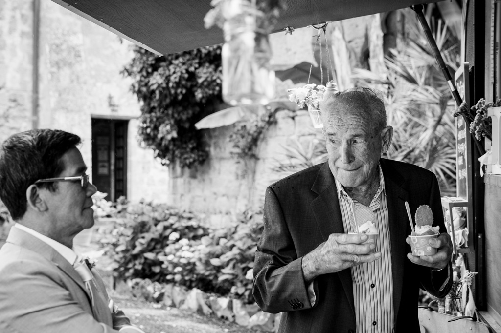Un'ospite di gusta una coppetta con il gelato