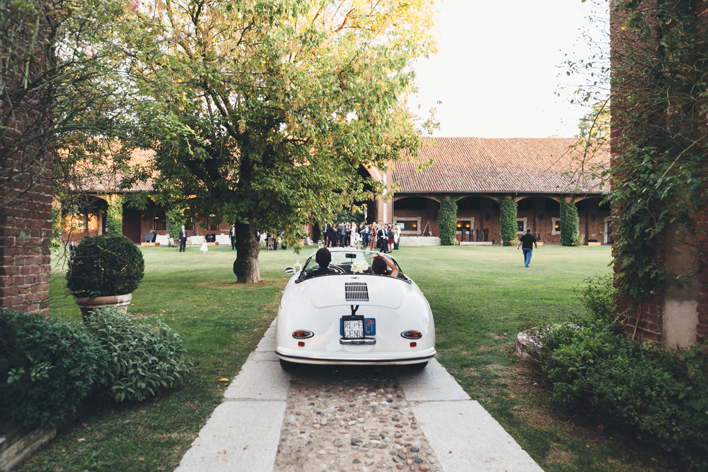 Fotografo Matrimonio Pavia I due sposi raggiungono la Tenuta San Giovanni