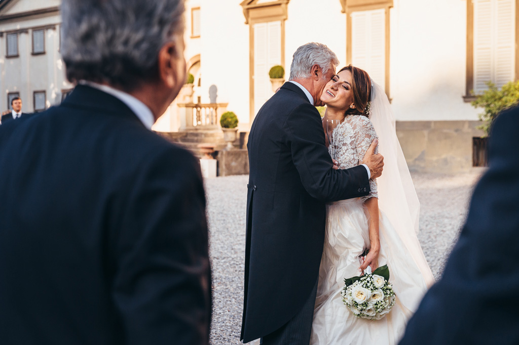 Fotografo Matrimonio Villa Caroli Zanchi Il padre bacia la figlia Beatrice appena arrivata per il ricevimento